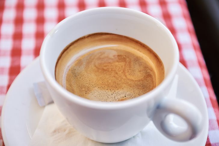 Miliony Polaków piją taką kawę co rano. Mało kto myśli o skutkach dla zdrowia