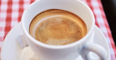 Miliony Polaków piją taką kawę co rano. Mało kto myśli o skutkach dla zdrowia