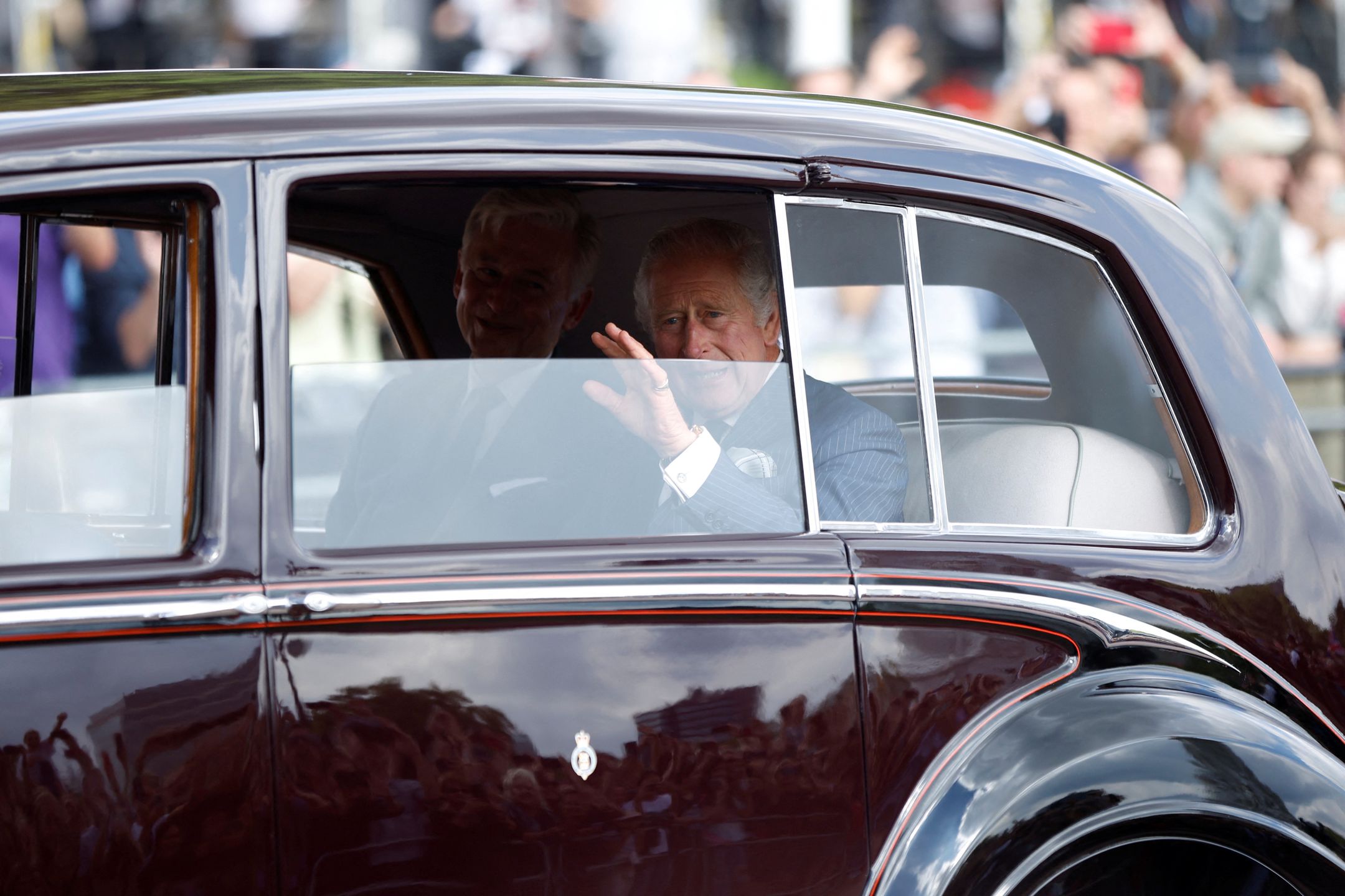 Król Karol III witany przed Pałacem Buckingham przez tłumy poddanych 