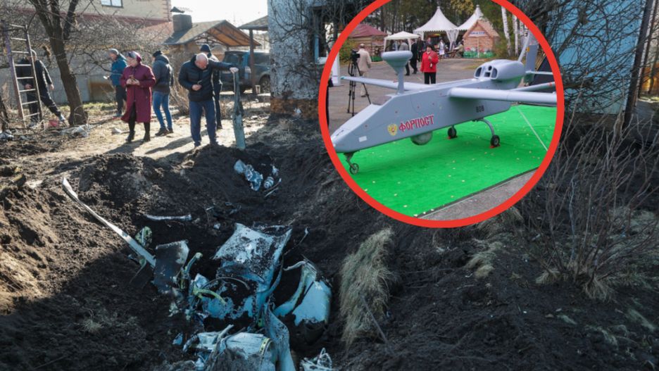 Tak wygląda dron, który miał wlecieć na teren Polski. W tle zniszczenia po ostrzale przedmieść Kijowa