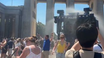 Nagranie z Berlina. Tak radzą sobie z upałem