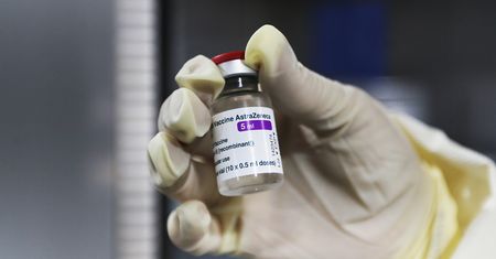 Szczepionka AstraZeneca znów w ogniu krytyki. Jasne stanowisko Ministerstwa Zdrowia