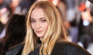 Krew, błoto i pistolety. Nowa Lara Croft na zdjęciach z planu