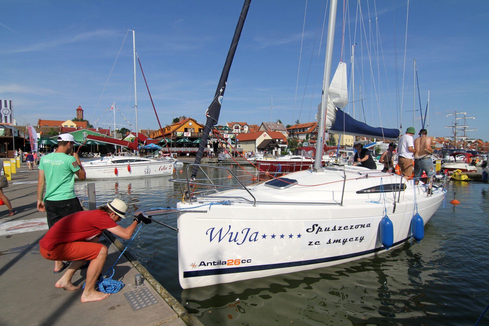 Ile kosztują wakacje np. na Mazurach? Za tydzień w hotelu (ze śniadaniem) w Mikołajkach para zapłaci 3032 zł, a rodzina 2 + 2 - 4691 zł. W przypadku kwatery prywatnej to będzie 2498 zł dla pary i 31335 zł dla rodziny z dwójką dzieci.