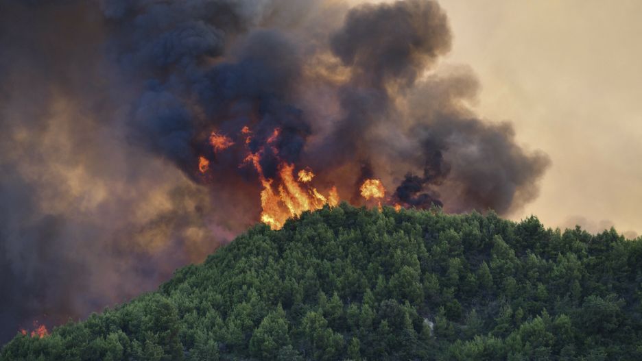 Po?ary na po?udniu Europy
Fire burns on a hill with pine trees near the village of Krestena south of Ancient Olympia, about 320 kilometers (200 miles) southwest of Athens, as authorities evacuate urgently another five villages in the area, on Sunday, July 24, 2022. There are at least six more fires burning across Greece, according to the fire service, with three of those burning for several days. (Giannis Spyrounis/ilialive.gr via AP)
ilialive.gr