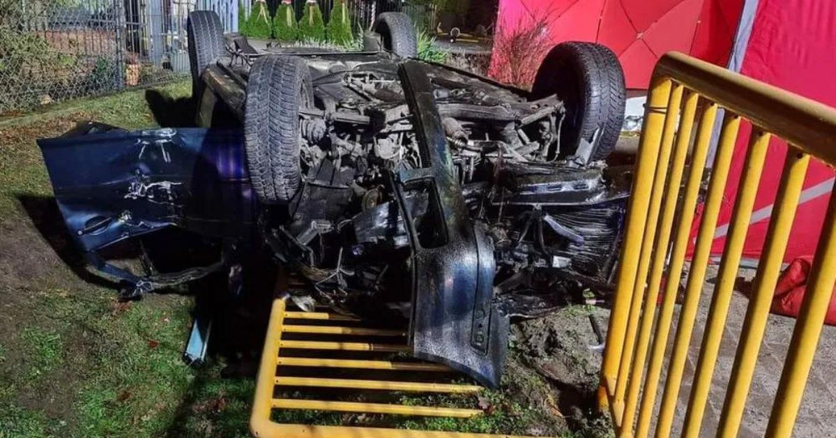 Śmiertelny wypadek. Volkswagen roztrzaskał się o barierki i dachował. Pasażer nie żyje, 22-letni kierowca walczy o życie