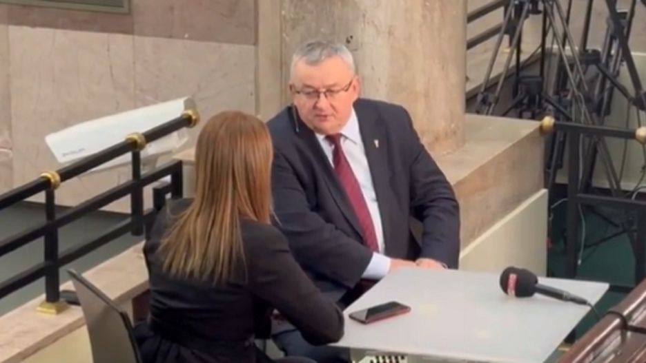 Poseł PiS Andrzej Adamczyk w Sejmie. Rozmowa z TVP została szybko przerwana