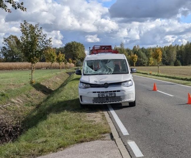 Jaskółowo: Potrącenie rowerzysty. Mężczyzna wpadł do środka auta