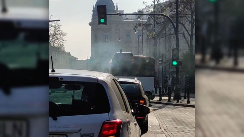 Kopcący autobus o numerze bocznym 5128