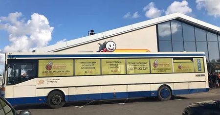 Wakacje 2020. "Biedronkobus" wraca na trasę. Część kurortów mówi pomysłowi stanowcze "nie"