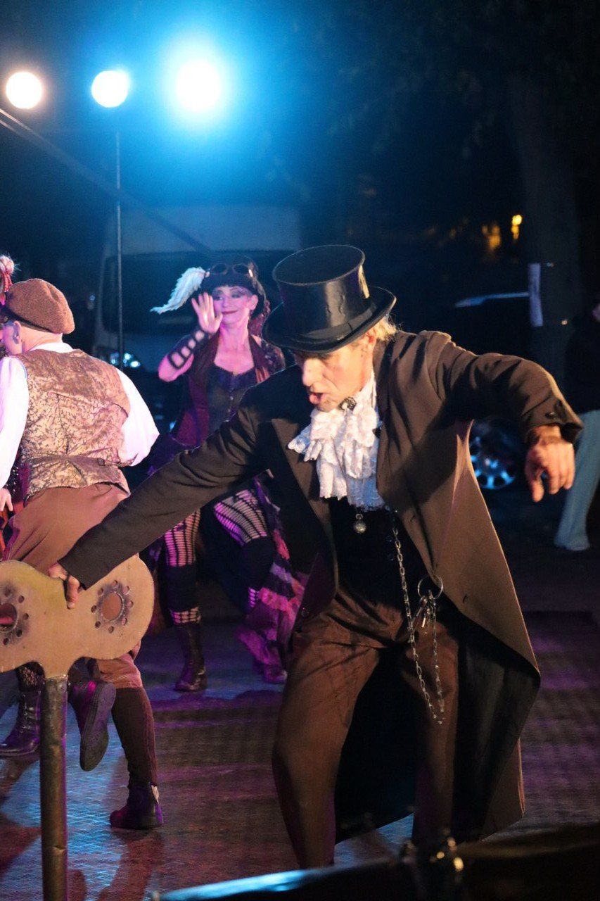 Spektakl &#34;Poza czasem&#34; odbył się na rynku w Lesznie w ramach festiwalu LUFA