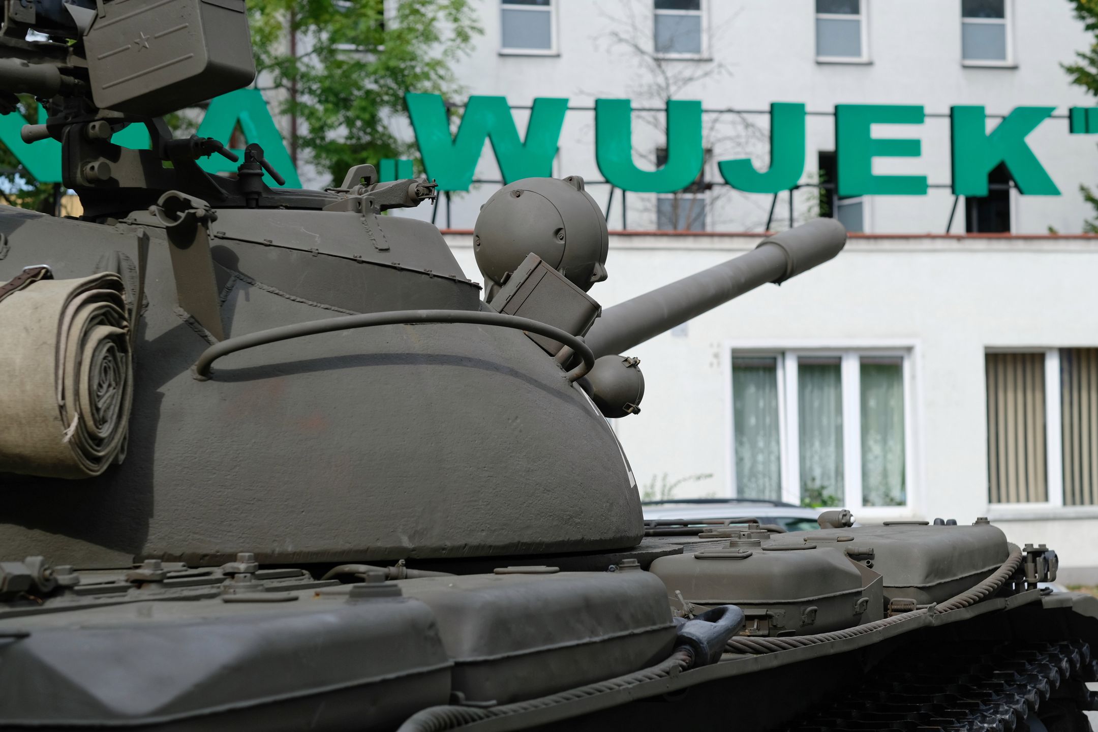 Zdjęcie dnia. 39 lat od pacyfikacji kopalni "Wujek". Czołg T-55 przypomina o tragedii 2