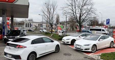 Kolejki, zastawianie stacji i odpinanie aut. W dwa dni spotkałem się z ciemną stroną elektryków