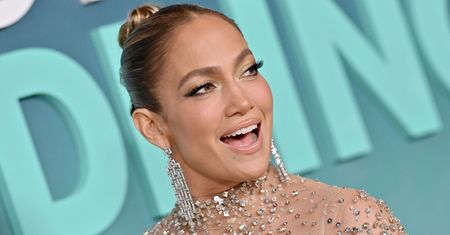 Jennifer Lopez na czerwonym dywanie. Zaprezentowała wdzięki w całej okazałości
