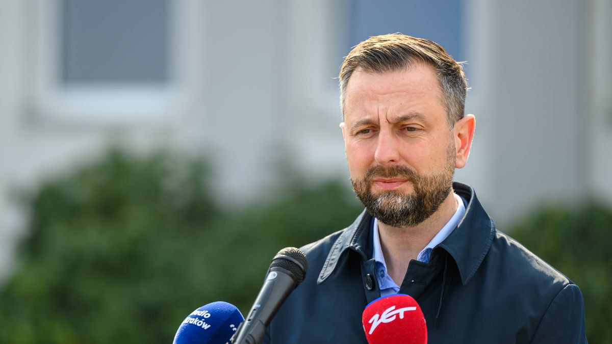 Tarnów, 20.03.2026. Wicepremier, minister obrony narodowej Władysław Kosiniak-Kamysz podczas wizyty w Zakładach Mechanicznych TARNÓW S.A, 20 bm. Celem wizyty szefa MON jest spotkanie z zarządem firmy oraz zapoznanie się z infrastrukturą i możliwościami produkcyjnymi przedsiębiorstwa zbrojeniowego. (aldg) PAP/Paweł Topolski