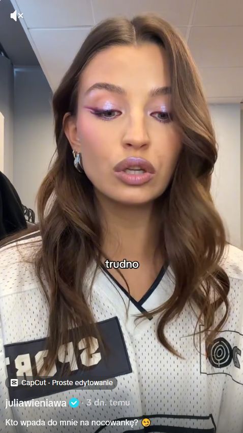 Julia Wieniawa objaśnia zasady nocowanki