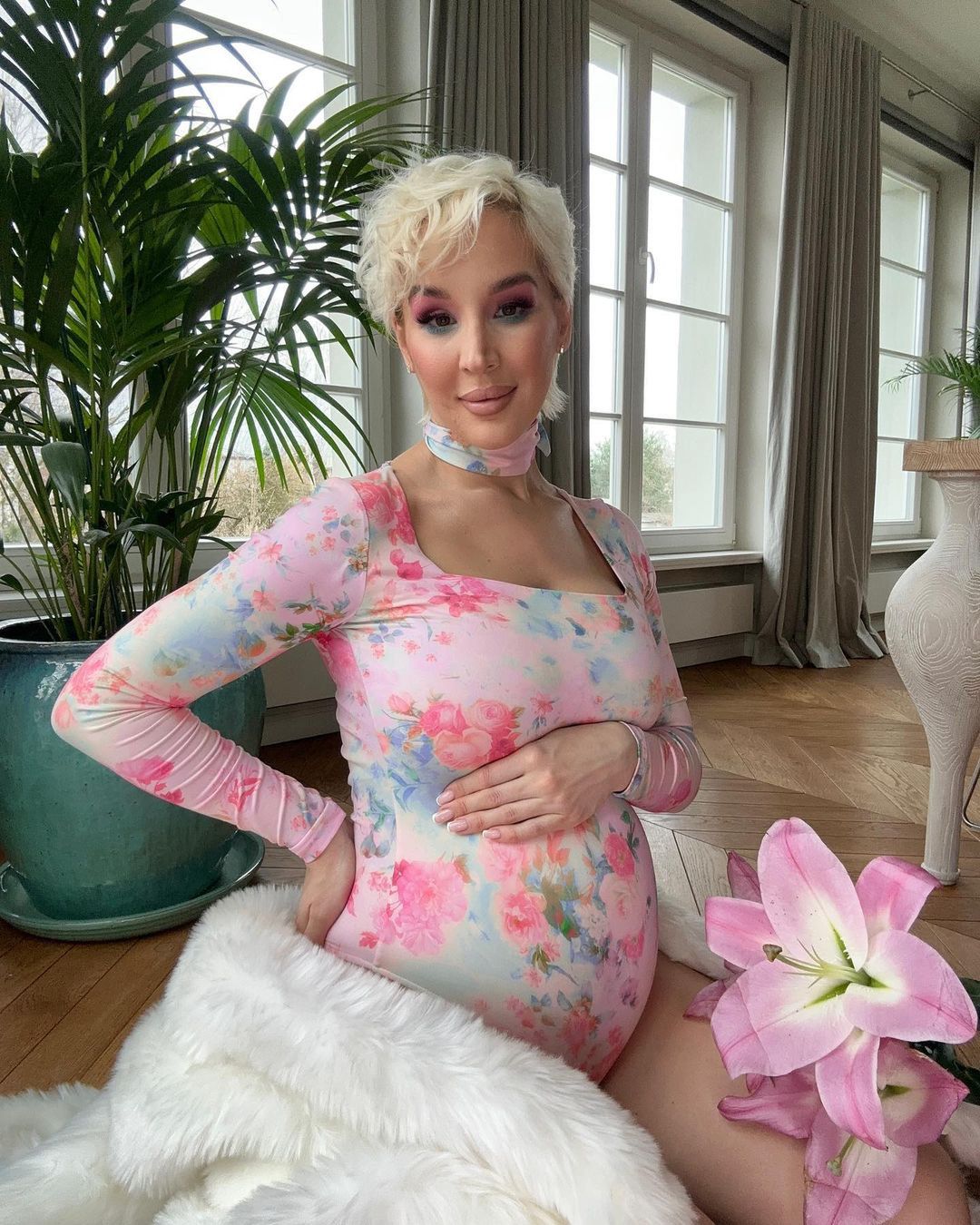 Lil Masti chodzi w modnej sukience ciążowej