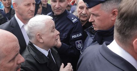 Kaczyński wrócił przed pomnik. Ze sprayem w ręku