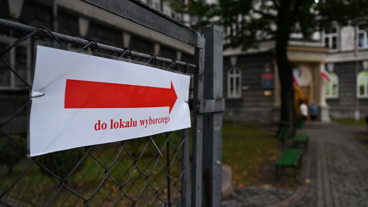 Przemyśl, 15.10.2023. Wybory parlamentarne 2023. Rozpoczęcie głosowania w Obwodowej Komisji Wyborczej na terenie I Liceum Ogólnokształcącego im. Juliusza Słowackiego w Przemyślu, 15 bm. Trwa głosowanie w wyborach parlamentarnych i towarzyszącym im referendum ogólnokrajowym. Do jego zakończenia obowiązuje cisza wyborcza i referendalna. (miwi) PAP/Darek Delmanowicz