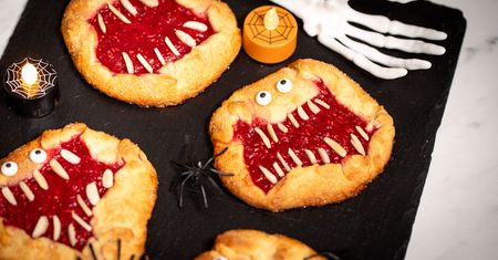Galette malinowe w potworkowej wersji. Upiornie słodki przysmak na Halloween
