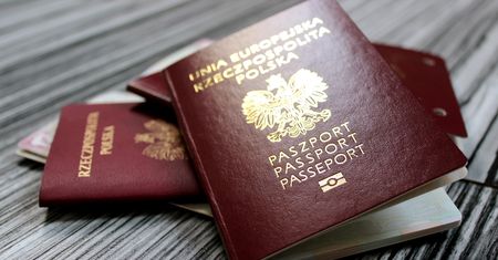 Skany paszportów ponad 3000 Polaków trafiły do sieci. Ucierpiały osoby starające się o wizę