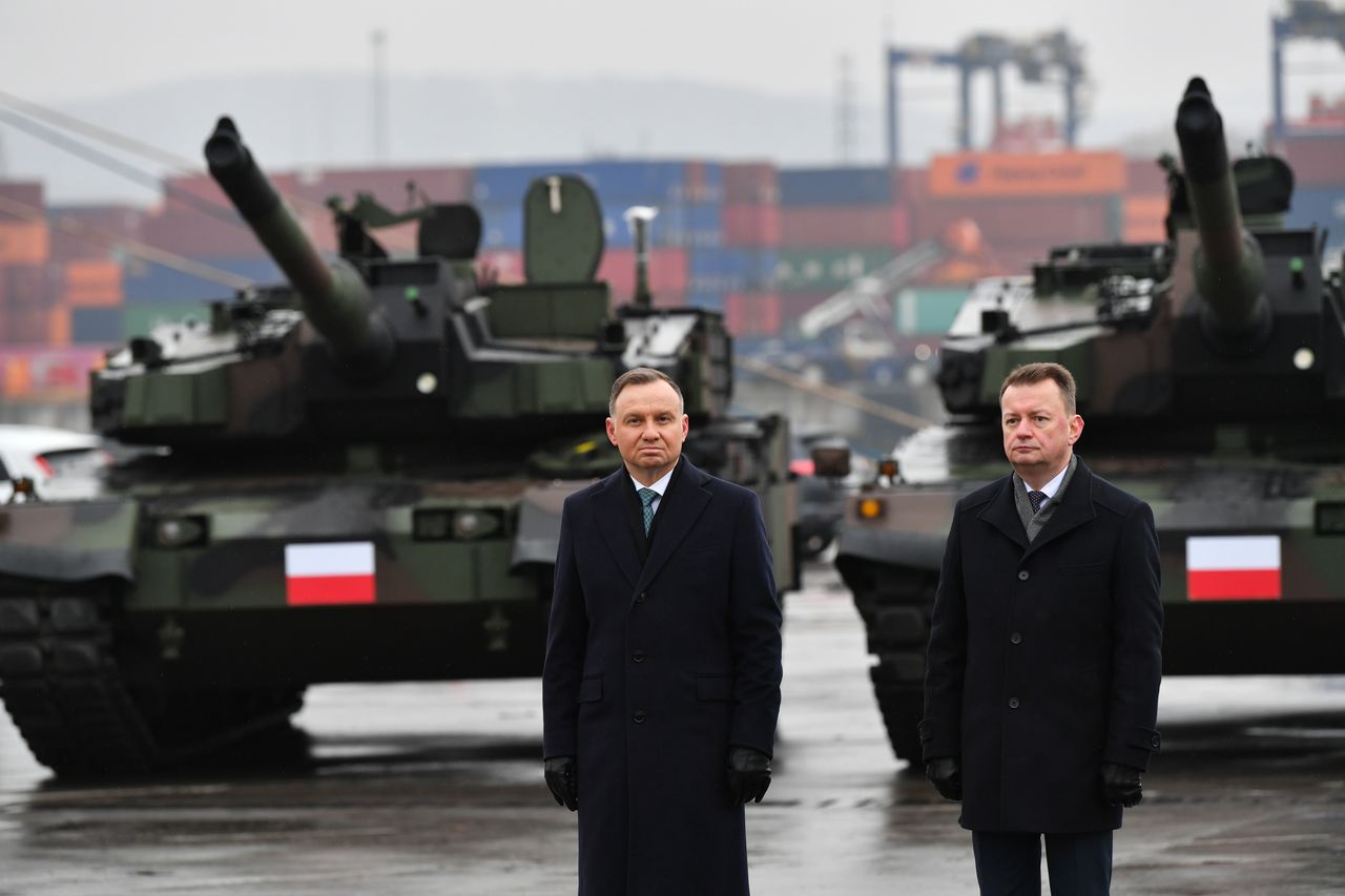 Prezydent i szef MON na tle kupionych dostarczonych do Polski w 2022 roku czołgów.
