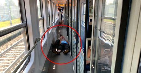 Pokazał zdjęcie z pociągu PKP Intercity. "Facet położył się w korytarzu"