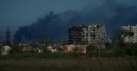 Wojna w Ukrainie. Podsłuchali rozmowę rosyjskiego żołnierza. "Zostaniemy w Ukrainie dłużej" [RELACJA NA ŻYWO]