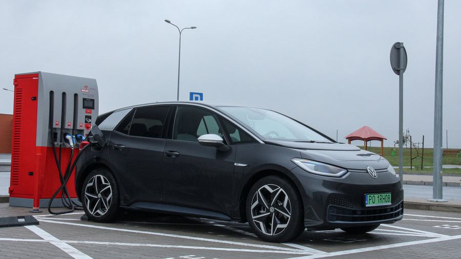 Volkswagen ID.3 podczas ładowania na stacji Orlenu (fot. Michał Zieliński)