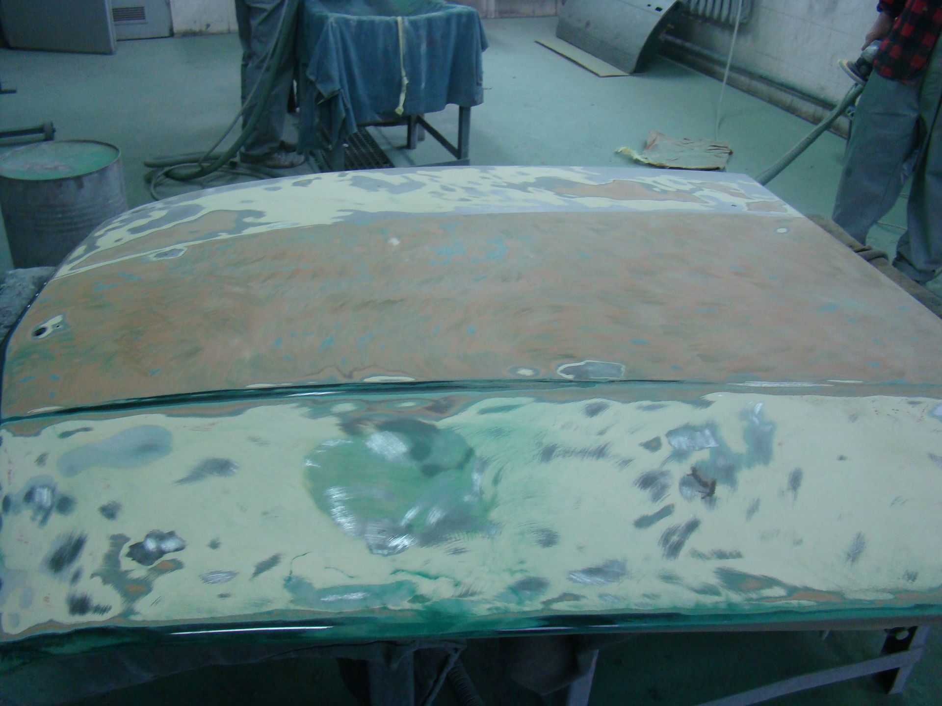 Mercedes 450 SL (R107) - prace nad pokrywą silnika 3