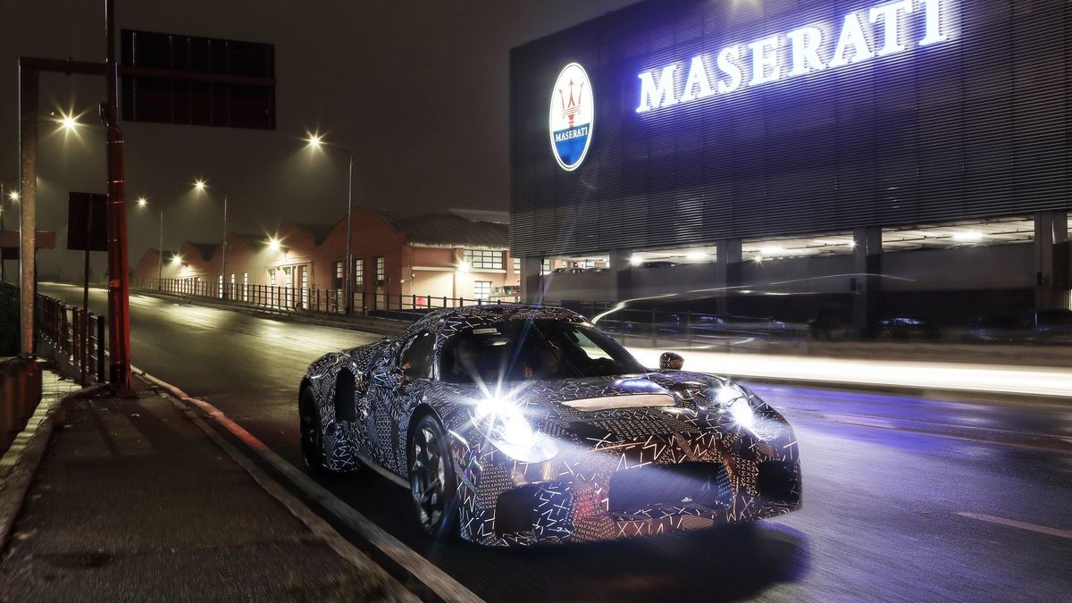 Maserati pochwaliło się fotografiami zakamuflowanego egzemplarza testowego.