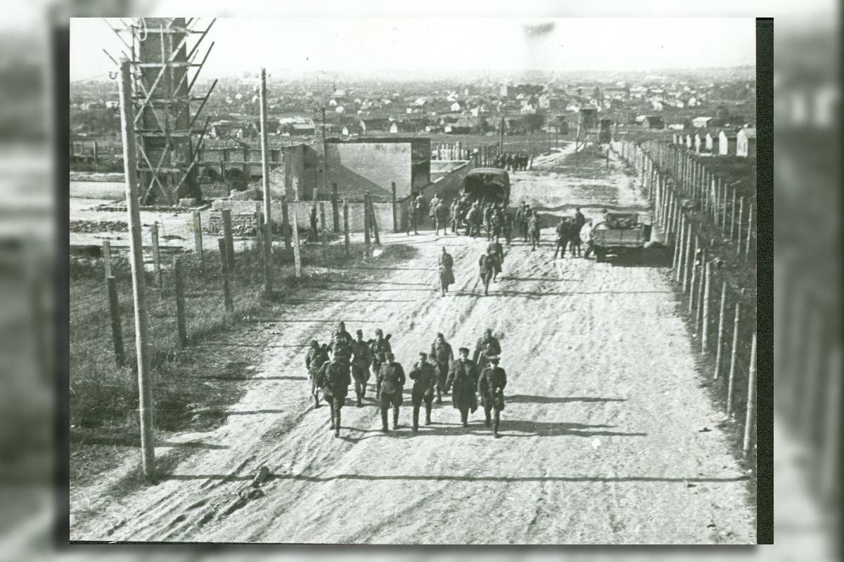 Grupa polskich żołnierzy na drodze między V polem a krematorium, 1944