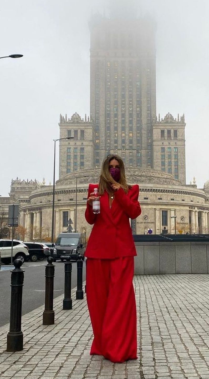 Małgorzata Rozenek paraduje pod Pałacem Kultury i Nauki