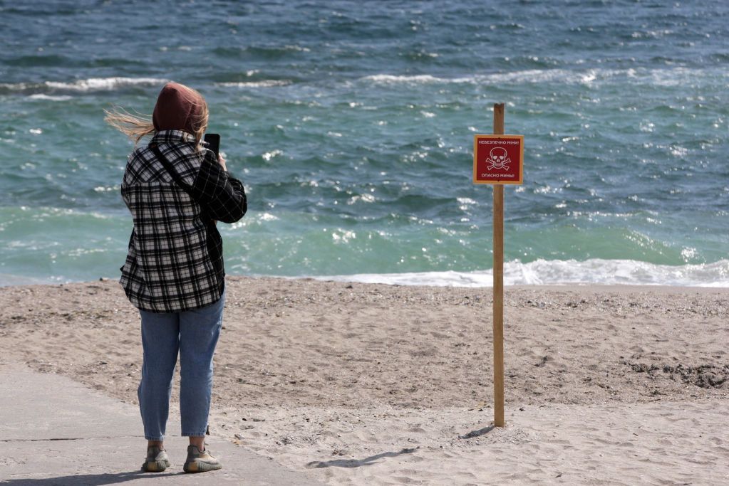 Ludzie wypoczywają na zaminowanych plażach w Ukrainie. "Skrajnie niebezpieczne"