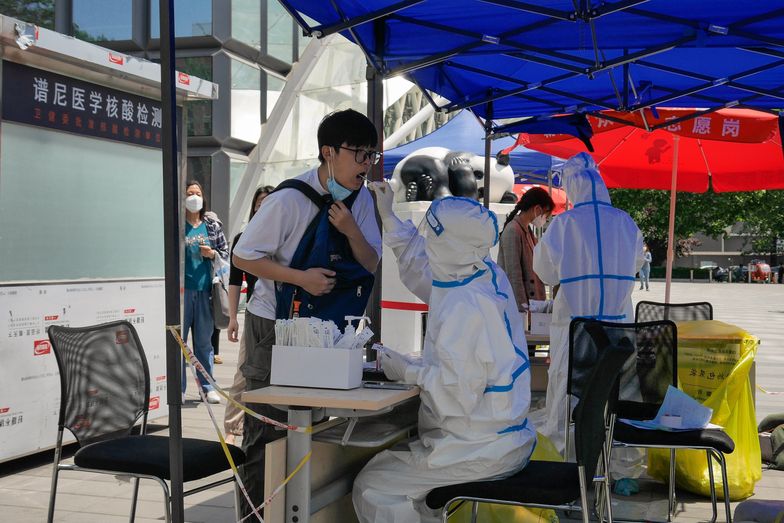 A man undergoes a COVID-19 test in Beijing, China, 18 May 2022. Beijing continues its mass testing as part of its effort to curb the spread of COVID-19 in the city while authorities in Shanghai announced a relaxed lockdown starting on 01 June 2022. China's strict 'dynamic zero-COVID' strategy has dragged its economy into the lowest level of consumption and industrial production since early 2020 as authorities have imposed partial and full lockdowns in different cities across the country. EPA/MARK R. CRISTINO Dostawca: PAP/EPA.