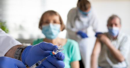 Polska spółka zarobi na szczepionce 1,5 mld zł. Akcje na giełdzie wystrzeliły