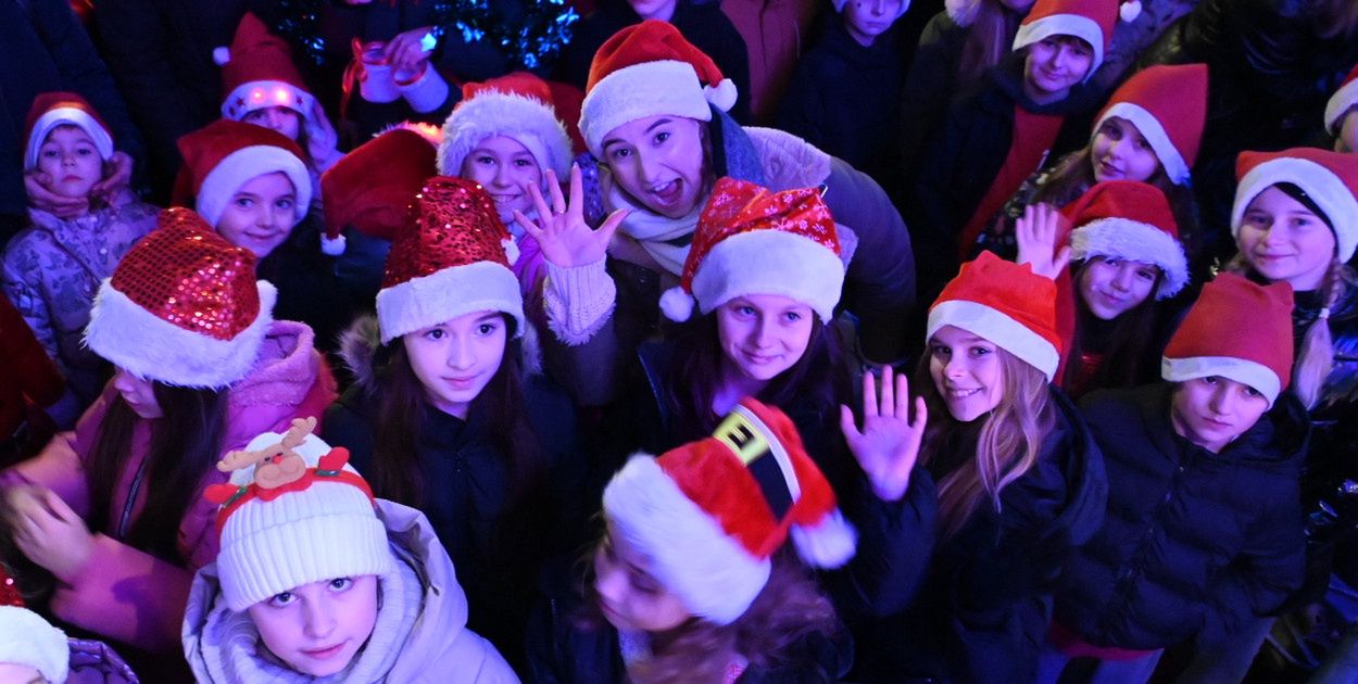 Baranów Sandomierski: Parada Mikołajkowa na rynku