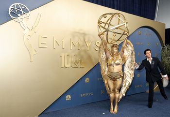 Ekstrawagancja wygrała z klasyką. Emmy zdetronizowało tradycyjny garniak