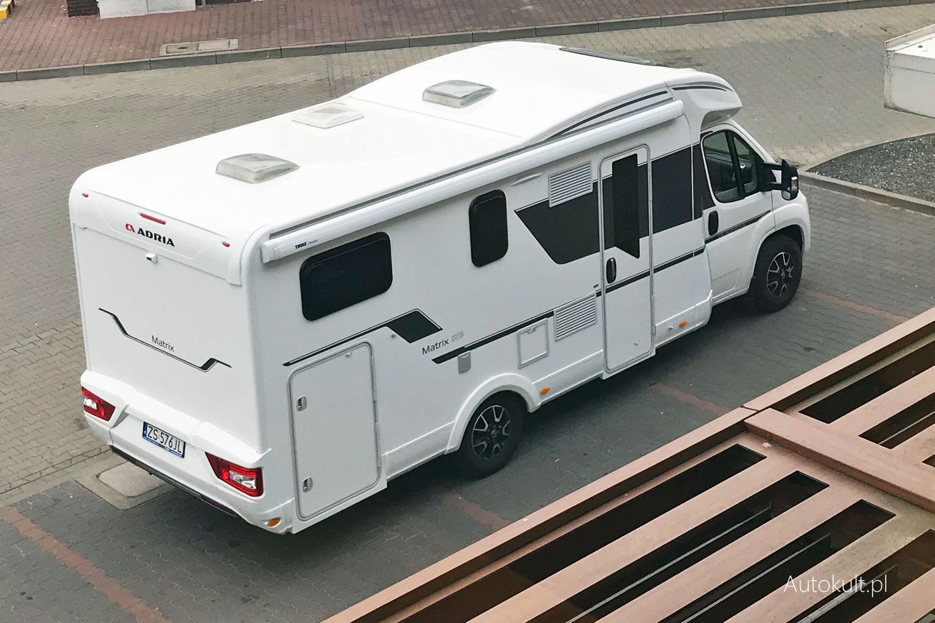 Typowy parking pod McDonald's. Trzy miejsca nasze.