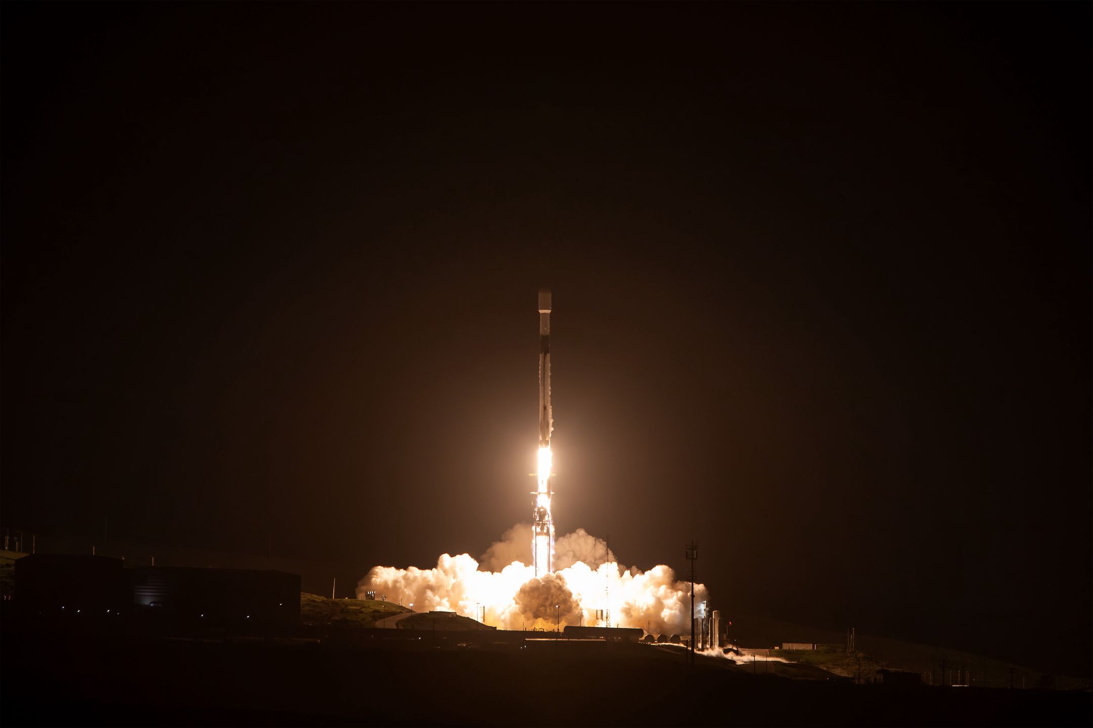 Start rakiety SpaceX Falcon 9 z bazy sił w Kalifornii 11.03.2025