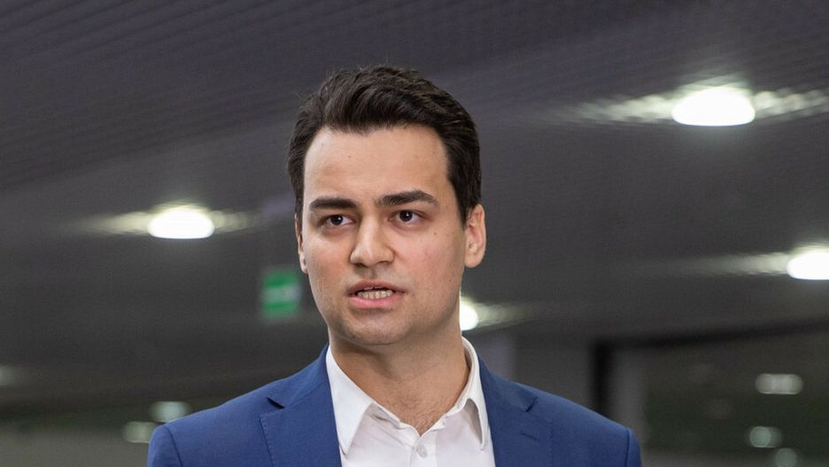 Prokuratura bierze się za antyszczepionkowców. Znanemu lekarzowi przydzielono ochronę 