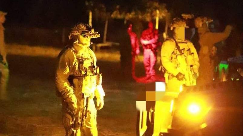 Ukraiński żołnierz z goglami noktowizyjnymi GPNVG.