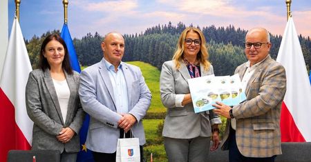 Powiat Ostrowiecki pozyskał 53 tys. zł. Będą EkoBus, wyjazdy i 249 nowych drzew