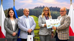 Powiat Ostrowiecki pozyskał 53 tys. zł. Będą EkoBus, wyjazdy i 249 nowych drzew
