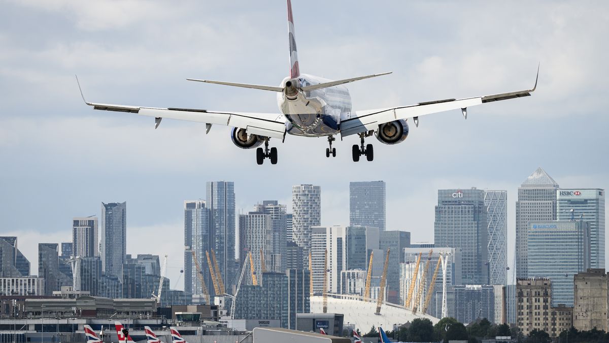LONDON, ENGLAND - AUGUST 20: A British Airways aircraft comes in to land at London City Airport on August 20, 2024 in London, England. The Secretary of State for housing, communities and local government has approved the expansion of London City Airport overruling objections by Newham Council. The increase of 40% in passenger numbers will see an additional 2.5 million people able to fly annually from the airport. (Photo by Leon Neal/Getty Images)