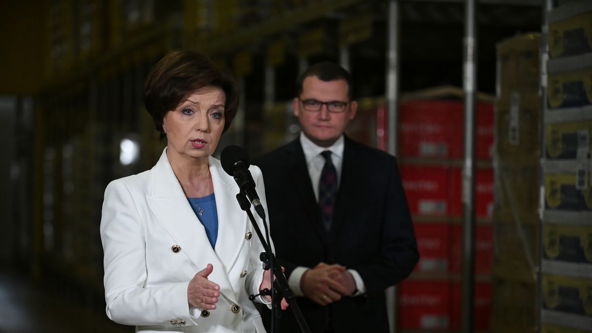 Ciemne, 28.04.2022. Minister rodziny i polityki społecznej Marlena Maląg (L) oraz sekretarz stanu w MSWiA, pełnomocnik rządu ds. uchodźców wojennych z Ukrainy Paweł Szefernaker (P) podczas konferencji prasowej w zakładzie produkcyjnym Przedsiębiorstwa Przemysłu Cukierniczego TAGO w miejscowości Ciemne, 28 bm. (jm) PAP/Marcin Obara