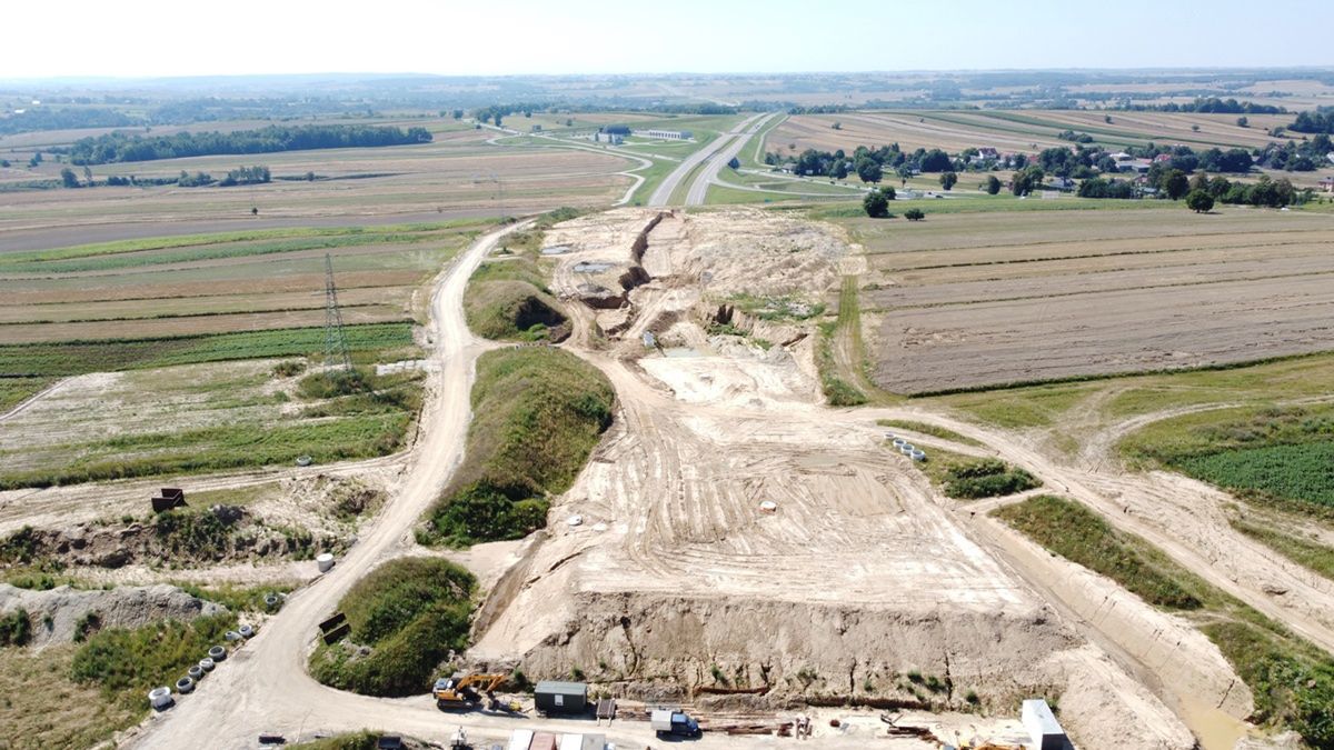 Budowa drogi ekspresowej S7, której wykonawcą jest konsorcjum Fabe Polska i  "SP" Sine Midas Stroy z Kazachstanu