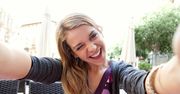 Robią selfie przed okupowaną kawiarnią w Sydney. A kto ich tego nauczył? Dziennikarze!