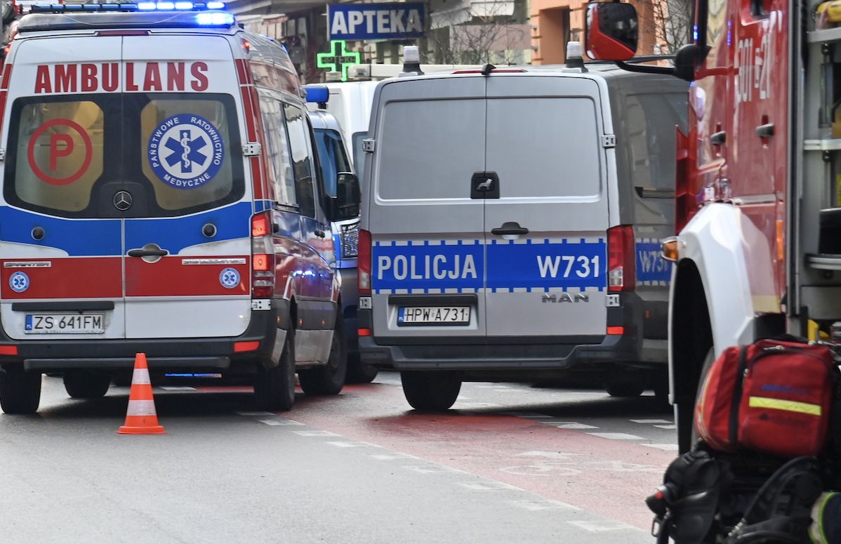 W mieszkaniu przy Próżnej w Warszawie interweniowała nad ranem policja, straż pożarna i ratownicy medyczni