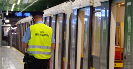 Paraliż w Warszawie. Straż pożarna w metrze, tłumy zdezorientowanych ludzi